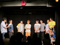 左からMCのアームストロング安村、竹永、ブロードキャスト!!・吉村、カナリア・ボン溝黒、ナベ、ガリットチュウ熊谷、ハブ、ポテト少年団・内藤、ガリットチュウ福島親子。