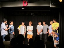 左からMCのアームストロング安村、竹永、ブロードキャスト!!・吉村、カナリア・ボン溝黒、ナベ、ガリットチュウ熊谷、ハブ、ポテト少年団・内藤、ガリットチュウ福島親子。