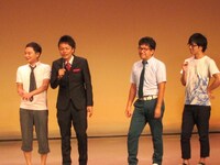 かつてのコンビアメデオ（右）のエレファントジョン・ガッテン森枝と鬼ヶ島・おおかわら。チャップメン（左）の鬼ヶ島・アイアム野田とエレファントジョン加藤。