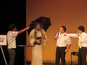 「長州力に憧れる明治の紳士」の恰好をして登場した古坂。バカ爆時代は毎回エンディングでも衣装でボケていた。