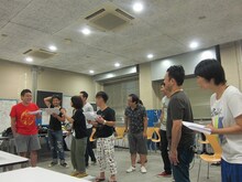 稽古風景。稽古中は次から次へとボケるメンバーたちに山本吉貴のツッコみが響き渡っていた。