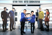 「スター・トレック イントゥ・ダークネス」のヒット祈願イベントに登場したFUJIWARA原西（左）とハイヒール・リンゴ（右）
