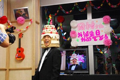 「めちゃ×2ユルんでるッ！」の24時間生配信に出演するナインティナイン岡村。写真は第4回生配信で43歳の誕生日を迎えた際の様子。(c)フジテレビ