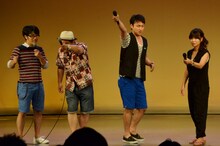 「コジ祭り」のフレーズで客席とのコール＆レスポンスに興じるアンジャッシュ児嶋（右から2人目）ら。