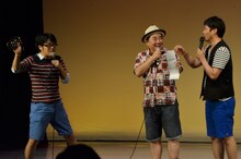 ワイルドカードの賞金として、アンジャッシュ児嶋（右）にポケットマネーを出すよう促すドランクドラゴン。鈴木（左）が手にしているのは児嶋の財布。