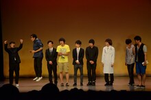 アンジャッシュ児嶋（右端）の独断でワイルドカードの優勝者に選ばれ、飛び跳ねて喜ぶイシクラノオノ（左端）。