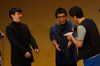 アンジャッシュ児嶋（右）にポケットマネーを手渡されるイシクラノオノ。