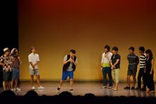 ピンネタを披露するアンジャッシュ児嶋（中央）。