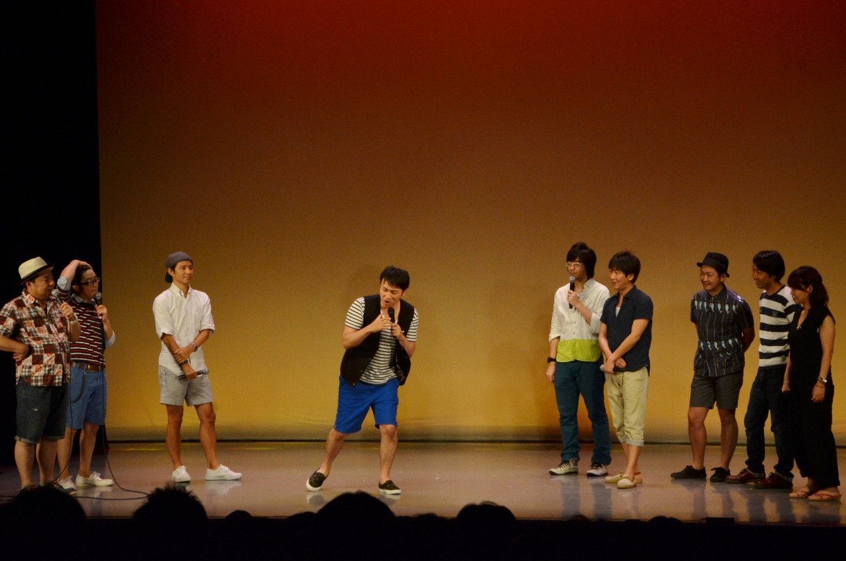 ピンネタを披露するアンジャッシュ児嶋（中央）。