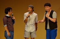 アンジャッシュとドランクドラゴン鈴木（左）。