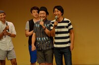 ライブ「バカ爆豪華版ファイナル 真夏のコジ祭り2013」でショートコントを披露した、元マンブルゴッチの川村（手前左）と、ゆってぃ（手前右）。背後はアンジャッシュ。