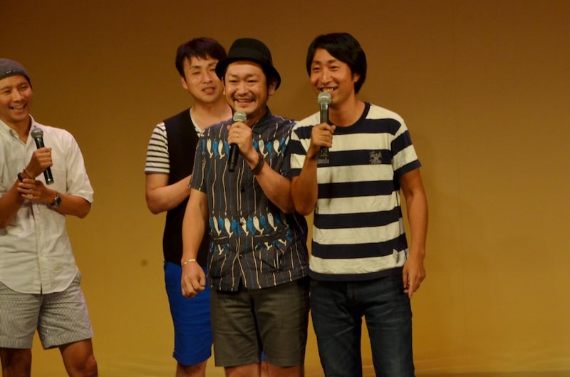 ライブ「バカ爆豪華版ファイナル 真夏のコジ祭り2013」でショートコントを披露した、元マンブルゴッチの川村(手前左)と、ゆってぃ(手前右)。背後はアンジャッシュ。