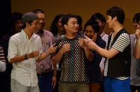 エンディングでアンジャッシュに挟まれてマイクを向けられる鬼ヶ島・アイアム野田（中央）。