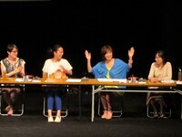 左から、能町みね子、西加奈子、清水ミチコ、辛酸なめ子。