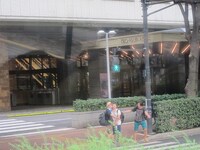 ホテル前から出てくるタレント。新人マネージャー2名が厳重護衛。