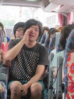 タレントのギャグをよいしょする新人マネージャー西園寺。