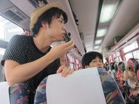 BBQ前におにぎりを頬ばるライス田所。