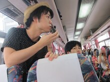 BBQ前におにぎりを頬ばるライス田所。