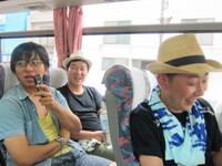 ラフな格好の新人マネージャー西（さい）と、LLR伊藤、ロシアンモンキー・すーなか。