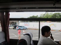 サービスエリアで時間通りに戻ってこなかったため置いて行かれるミルククラウン竹内とライス関町。