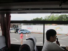 サービスエリアで時間通りに戻ってこなかったため置いて行かれるミルククラウン竹内とライス関町。