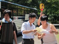 黙々と準備を進めるタレント。