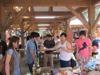 テキパキと食材をわけていくタレント。