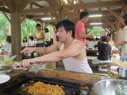 黙々と焼きそばを焼くタレント。