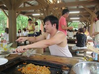 黙々と焼きそばを焼くタレント。