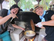 豚汁を作る新人マネージャーたち。