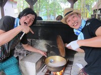 豚汁を作る新人マネージャーたち。