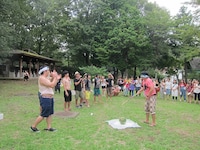 メガネでボケたのに、普通に指示を出され普通にスイカを割らされ「全然面白くない！」とキレる関町。