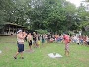 メガネでボケたのに、普通に指示を出され普通にスイカを割らされ「全然面白くない!」とキレる関町。