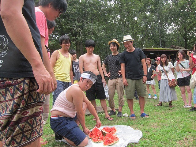 BBQ後のスイカ割りの様子。