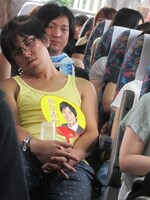 タレントうちわを抱いて寝る伊藤。相方の福田の寝顔はTwitterで大喜利に使用。