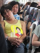 タレントうちわを抱いて寝る伊藤。相方の福田の寝顔はTwitterで大喜利に使用。