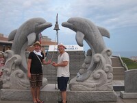 「出会いの鐘」を鳴らし、「出会っちゃいました」とはにかむタレントと西。