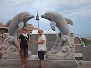 「出会いの鐘」を鳴らし、「出会っちゃいました」とはにかむタレントと西。