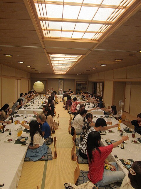 「ロシアンモンキー川口とツアーに行こうツアー!! vol.5 ~参加芸人人数過去最高!慕われちゃって慕われちゃって~」夕食の乾杯。