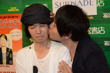 「ポジティヴキッス会」としてファンの頬にキスするNON STYLE井上。
