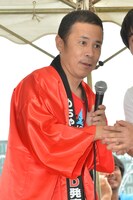 ファンと握手を交わしながら写真撮影に応じるナインティナイン岡村。