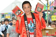 「めちゃイケ」初DVDの手売り販売を行ったナインティナイン岡村。