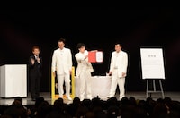 DVD収録ベストネタライブで「半年で1万枚以上売れなければ解雇」という条件を与えられたグランジ。左から、会見司会のタケト、五明、遠山、佐藤大。