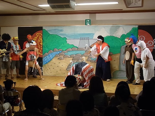 湯原温泉郷「江西劇団」公演の模様。