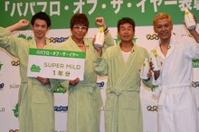 「資生堂『スーパーマイルド』パパフロ・オブ・ザ・イヤー2013表彰式」の模様。（左から）品川庄司・庄司、哀川翔、間寛平、ロンドンブーツ1号2号・田村亮。