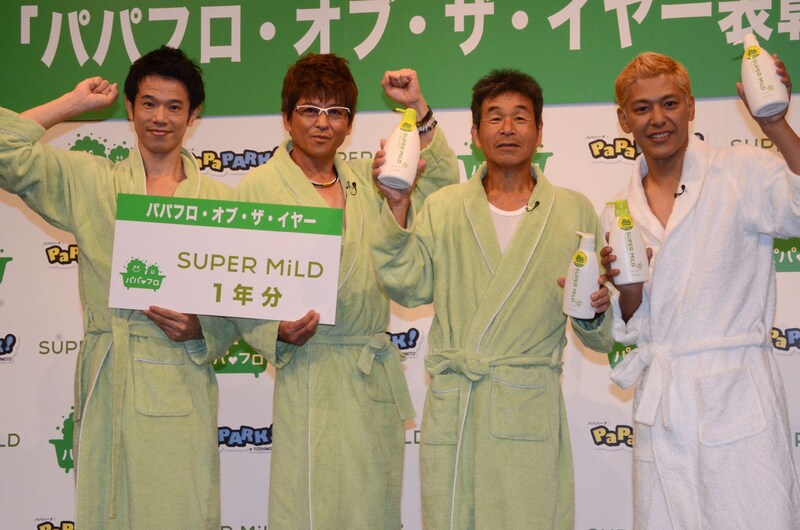 「資生堂『スーパーマイルド』パパフロ・オブ・ザ・イヤー2013表彰式」の模様。（左から）品川庄司・庄司、哀川翔、間寛平、ロンドンブーツ1号2号・田村亮。