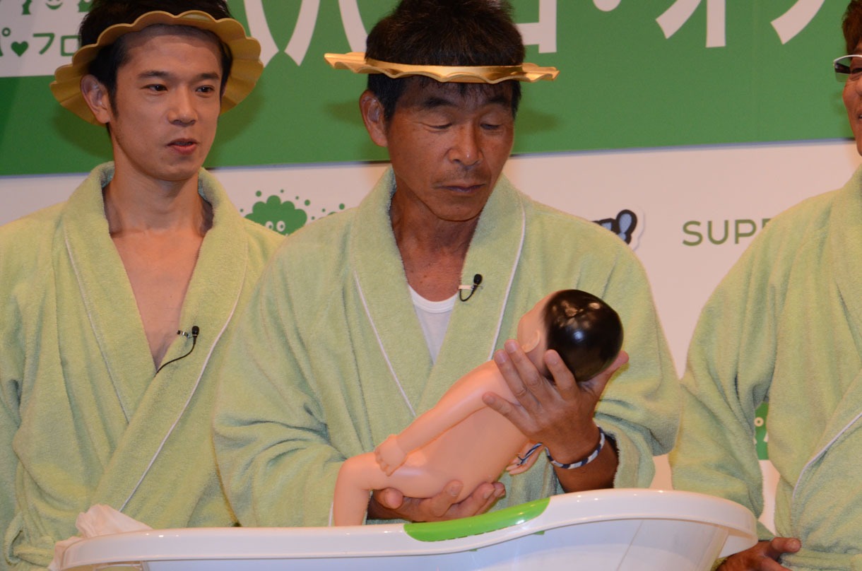 パパフロの実演を行う寛平。終始人形に話しかけて注意を引きつけていた。