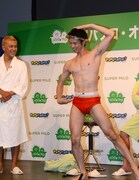 お風呂嫌いの子供をお風呂に入れるギャグを披露する庄司。