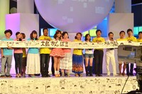 森三中・大島のゴールを待つ内村光良（左端）らタレント達。