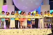 森三中・大島のゴールを待つ内村光良(左端)らタレント達。